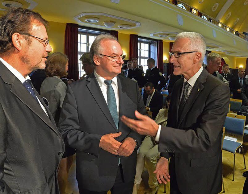 Gründungsrektor Professor Jürgen Stock im Gespräch mit Ministerpräsident Reiner Haseloff und Rektor Frank Knöppler (von rechts).