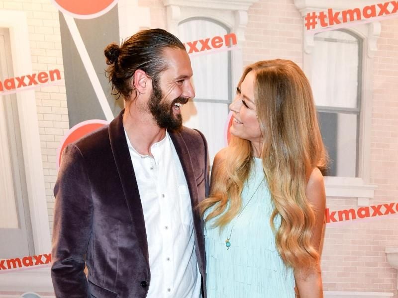 Die Schauspielerin Jenny Elvers und ihr neuer Freund Simon Lorinser kommen zu einem exklusiven Event. Foto: Jens Kalaene