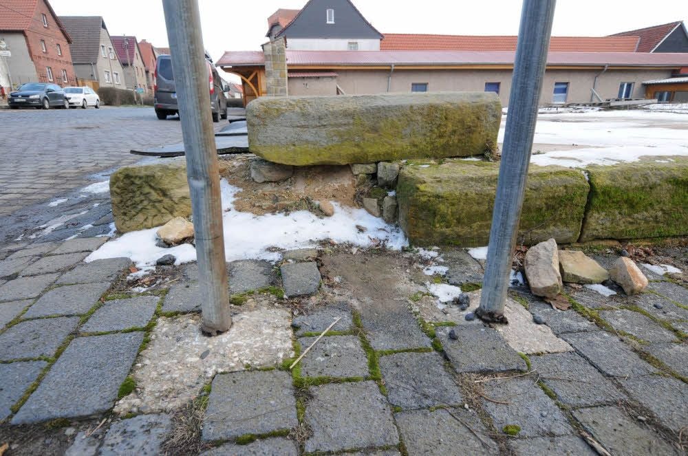 Der bisherige Standort hinter den Stangen eines Verkehrsschildes.