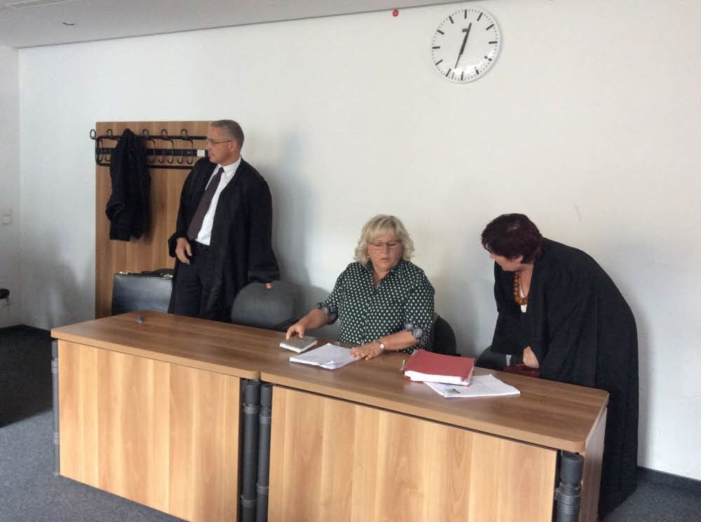 Ex-Jobcenter-Chefin Sylvia Tempel steht wegen Untreue-Vorwürfen erneut vor Gericht - hier mit ihren Anwälten Uwe Berthold (links) und Maritta Runde (rechts)