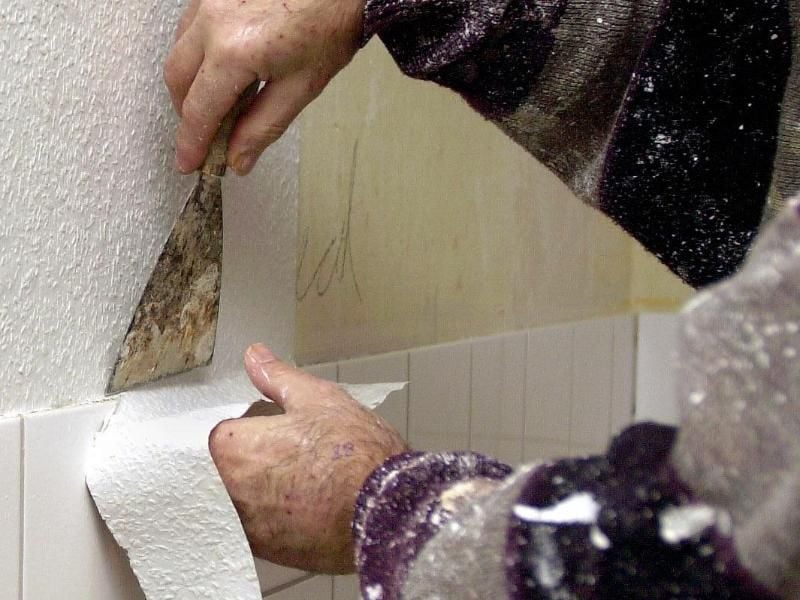 Wenn die Renovierung der Wohnung beispielsweise nach einem Wasserschaden die Versicherung übernimmt, kann der Steuerzahler die Kosten für die Handwerker nicht mehr von der Steuer absetzen. Foto: Oliver Stratmann