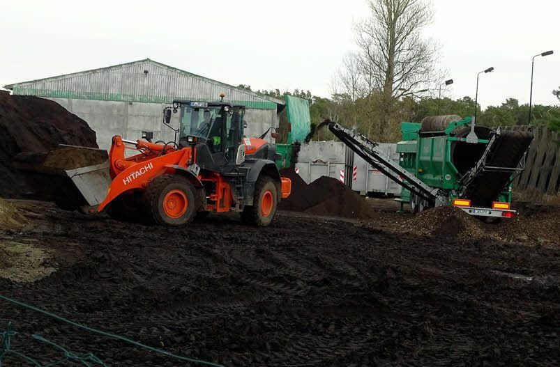 Hier werden Kompost und Mutterboden zu Gartenerde gemischt.