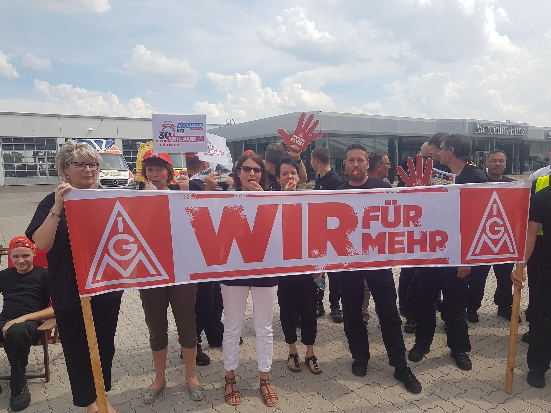 Warnstreik der IG Metall in Merseburg