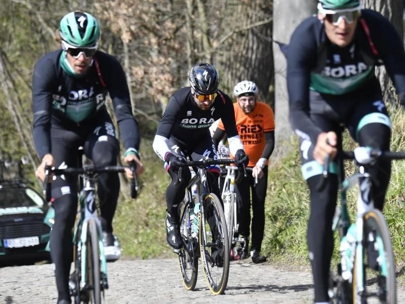Peter Sagan (M) trainiert mit Team-Kameraden zwei Tage vor dem Frühjahrsklassiker Flandern-Rundfahrt. Foto: Dirk Waem/BELGA/dpa