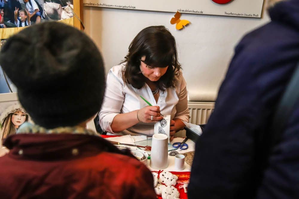 Die Porzellanmalerin Claudia Ploß aus Coswig zeigte ihre Kunst.