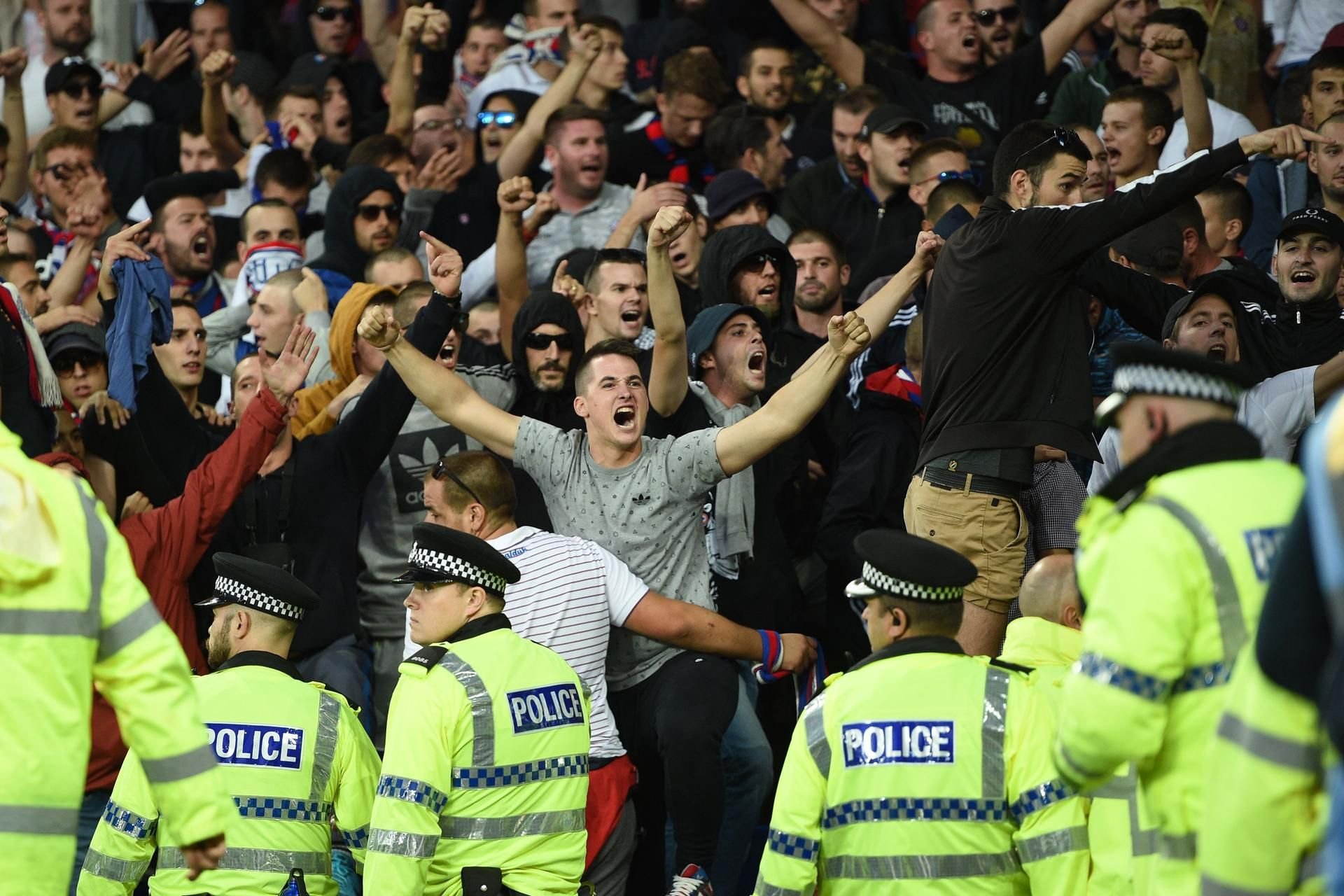 Fans von Hajduk Split sorgten in Everton für eine Spielunterbrechnung.