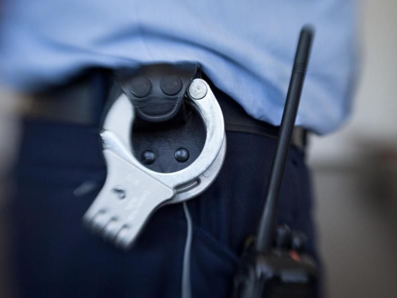 Blick auf die Handschellen eines Justizbeamten. Foto: Friso Gentsch/dpa/Symbolbild