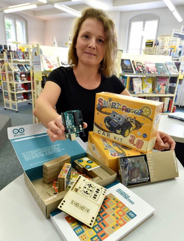 Bibliotheksleiterin Stefanie Maiwald zeigt Starter-Kits, mit denen der neue Raum ausgestattet werden soll.