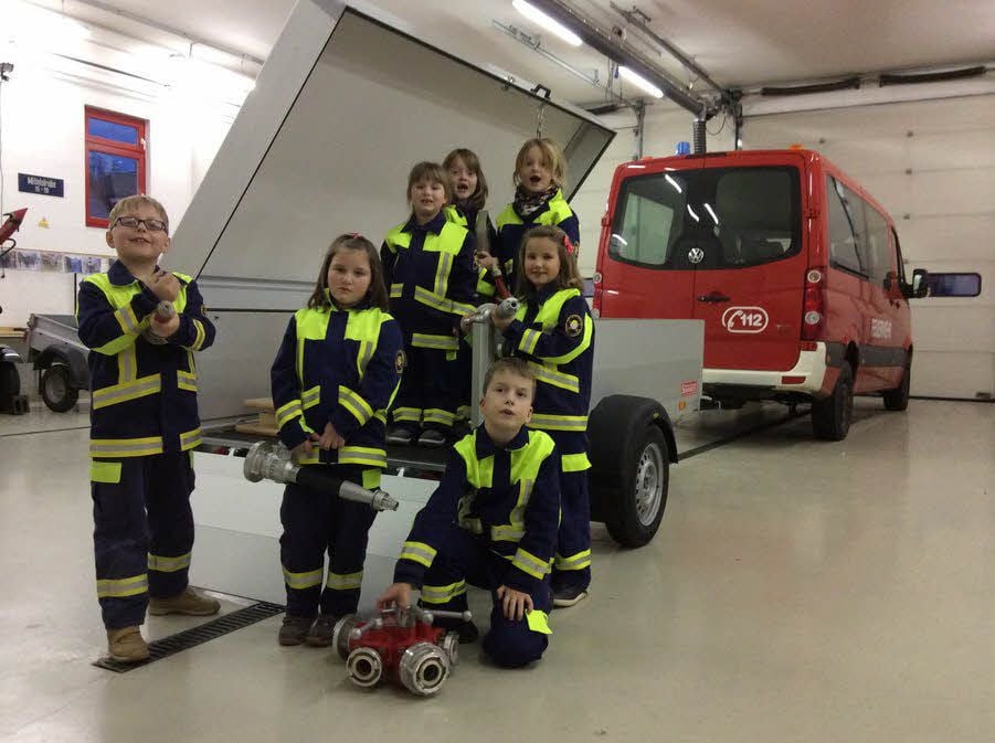 Die Kinder der Helbraer Feuerwehr haben den Anhänger zum ersten Mal beladen.