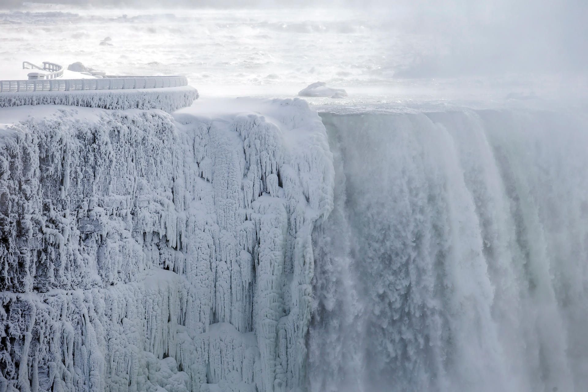 Eis und Wasser fließt über den Rand der Horseshoe Falls.