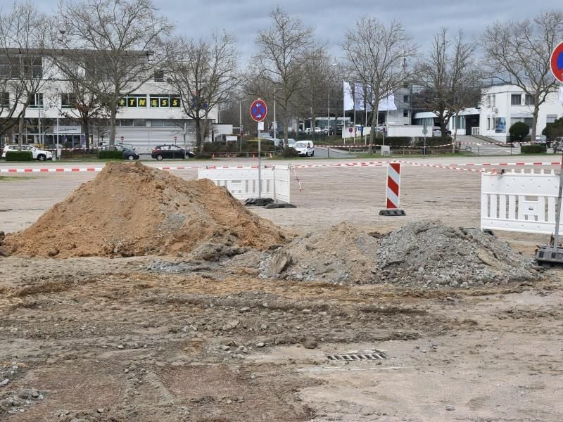 Erdhaufen liegen am abgesperrten Fundort der Weltkriegsbombe auf dem Messplatz. Foto: --/Regierungspräsidium Darmstadt/dpa