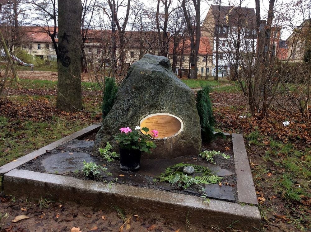 Gedenkstein nach dem Aufstellen im Goethepark
