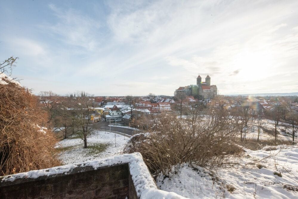 Blick vom Münzen- auf den Stiftsberg: Quedlinburg ist bekannt wegen seines Welterbes, dessen Herzstück der Stiftsberg ist.