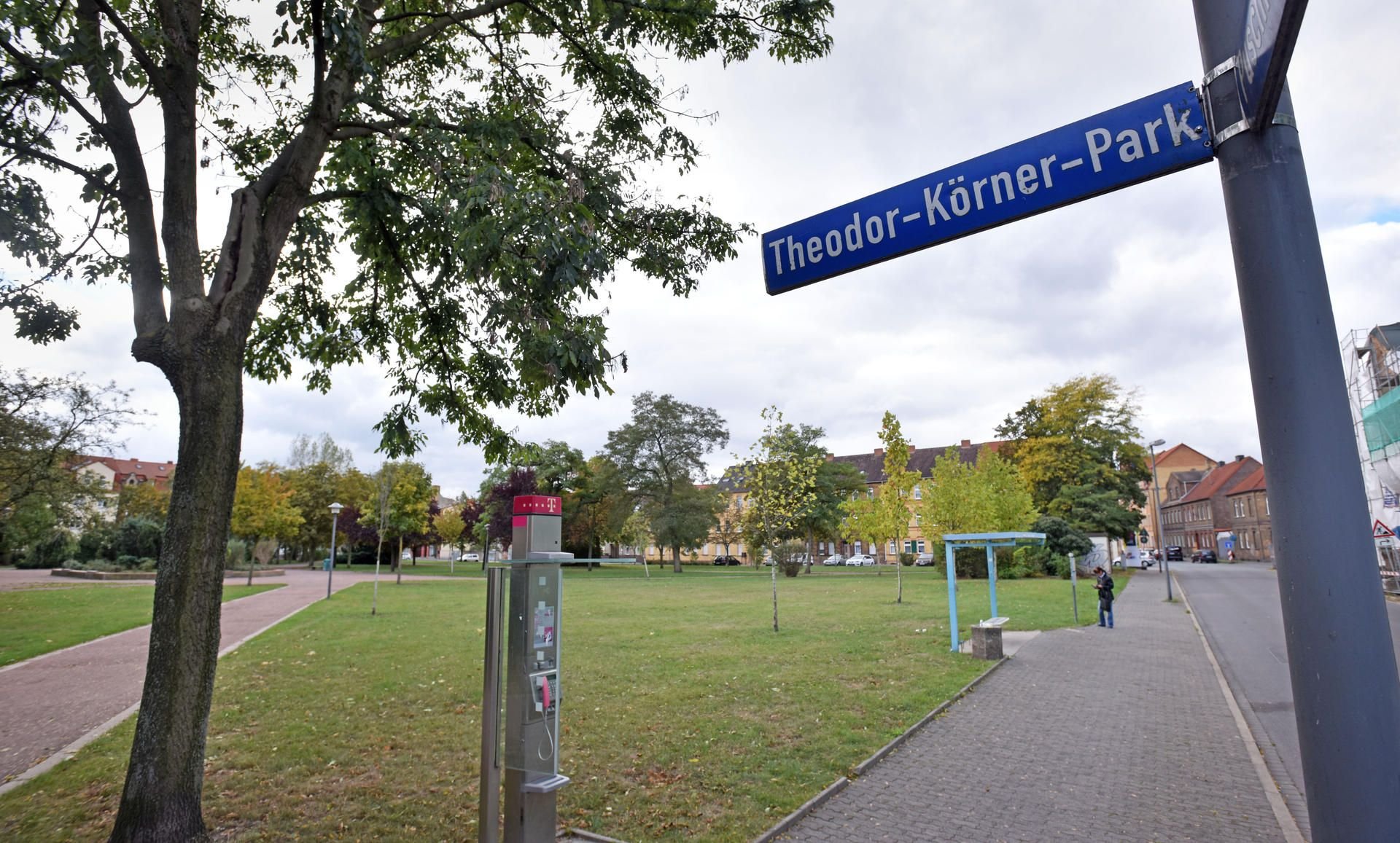 Das Straßenschild zeigt den falschen Namen. Offiziell heißt das Areal in Bitterfeld seit 1991 Theodor-Körner-Platz.