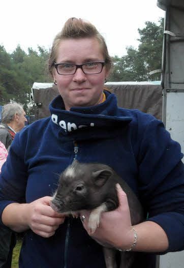 Jaqueline Sterling bot auf dem Markt Minischweine an.