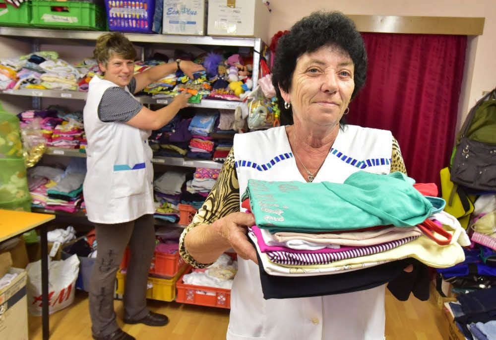 Ein Euro pro Kleidungsstück aus zweiter Hand - in den DRK-Kleiderkammern Weißenfels und Hohenmölsen haben die Bedürftigen eine große Auswahl. Im Haus der Sozialen Dienste sind die Regale gut gefüllt, zeigen Jutta Hutschenreuter (rechts) und Birgit Weber.