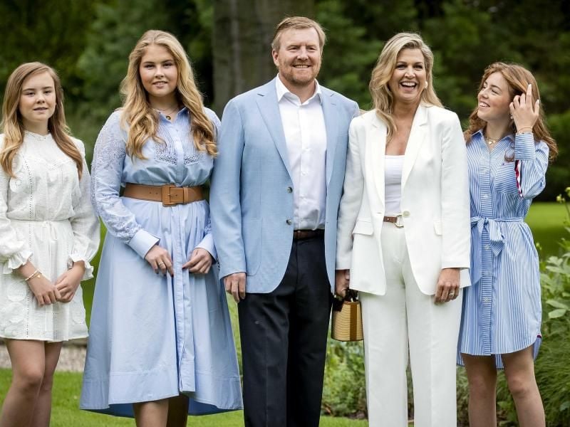 König Willem-Alexander der Niederlande (M), seine Frau Königin Máxima (2.v.r) sowie die gemeinsamen Töchter Prinzessin Ariane (l), Prinzessin Catharina-Amalia (2.v.l) und Prinzessin Alexia (r). Foto: "sem Van Der Wal"/ANP/dpa