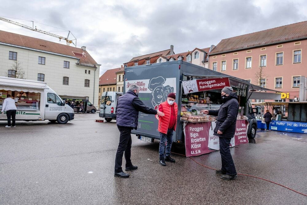 Alles frisch. Der Wittenberger Wochenmarkt ist im Lockdown unfreiwillig ein rein grüner. Das Angebot anderer Waren ist untersagt.