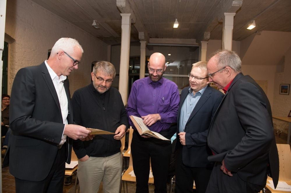 Zwar auf Papier, doch inzwischen auch im Online-Portal digital nachlesbar: historische Zeitungen. Michael Lörzer (Thüringische Universitäts- und Landesbibliothek, v.r.) Holger Kunde und Matthias Ludwig (Domstifter) sowie Siegfried Wagner (Stadtmuseum) und Olaf Döring (Tageblatt/MZ) gaben im Oktober 2017 den ersten Teil der Ausgaben frei.