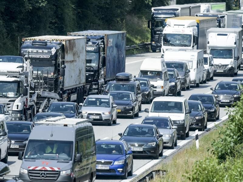Fahrzeuge stehen auf der Autobahn A7 vor dem Elbtunnel im Stau. Der ADAC warnt vor einem Stau-Wochenende an dem neben Hamburg, Berlin, Brandenburg und Nordrhein-Westfalen in die Sommerferien starten. Foto: Axel Heimken/dpa