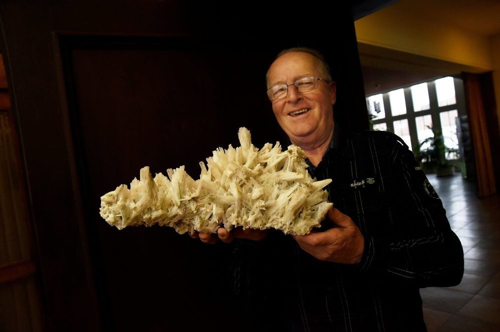 Bernd Zimmermann präsentiert ein großes Exemplar eines Skoleziten. Typisch für dieses Mineral sind die ineinander verschachtelten Kristalle.