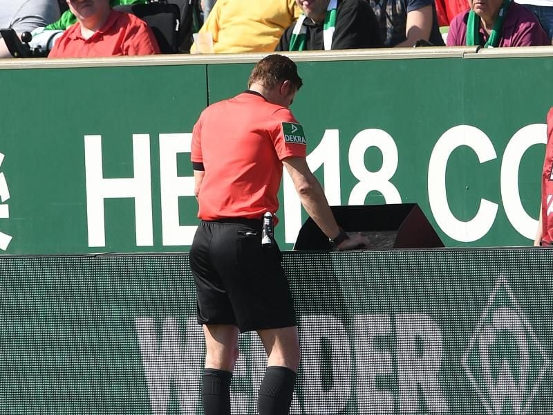 Sieht auch Nachteile des Videobeweises: Referee Felix Brych. Foto: Carmen Jaspersen
