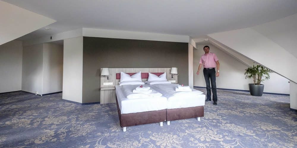 Danny Huhn ist stolz auf die Turm-Suite im Wittenberger Luther-Hotel.
