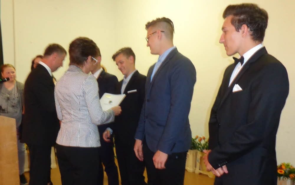 Schulleiterin Annette Müller und ihr Stellvertreter Matthias Weiß überreichen die Abschlusszeugnisse an die Absolventen.