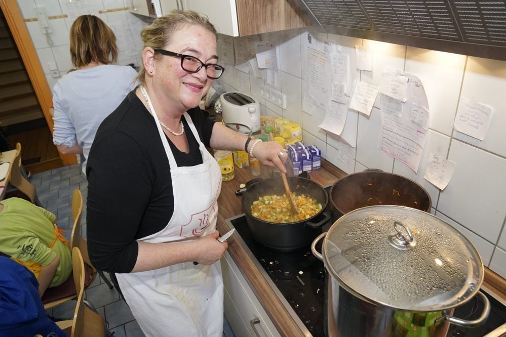 Bundestagsabgeordnet Katrin Budde kocht seit drei Jahren mit den Kindern im Mehrgenerationenhaus und organisiert das Essen.