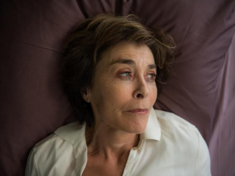 Ruth (Thekla Carola Wied) ist hin- und hergerissen. Foto: Wolfgang Ennenbach