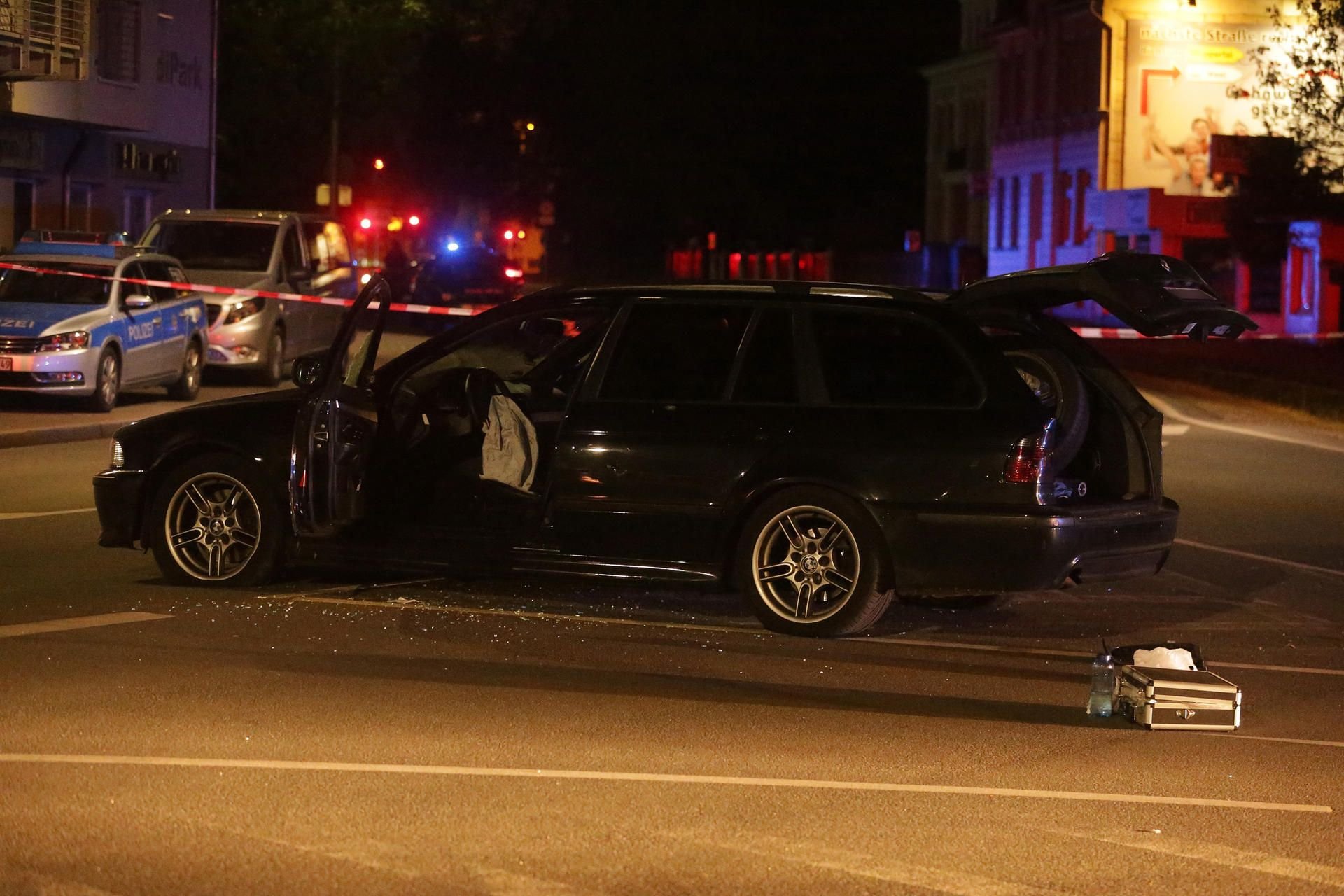 Das Fahrzeug des mutmaßlichen Täters steht an einer Kreuzung in Gevelsberg.