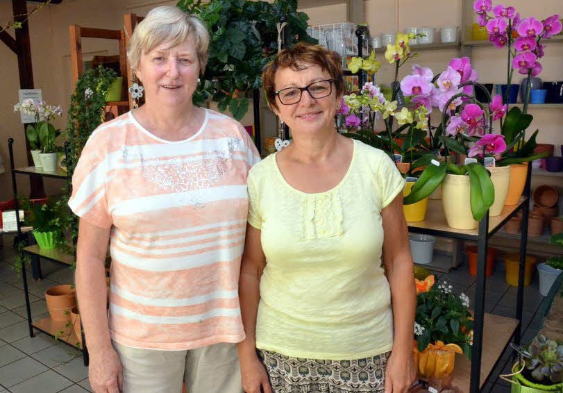 Chefin Monika Steinecke (links) und Mitarbeiterin Petra Semisch wollen hinter dem Ladentisch noch ihre „silberne Hochzeit“ feiern.