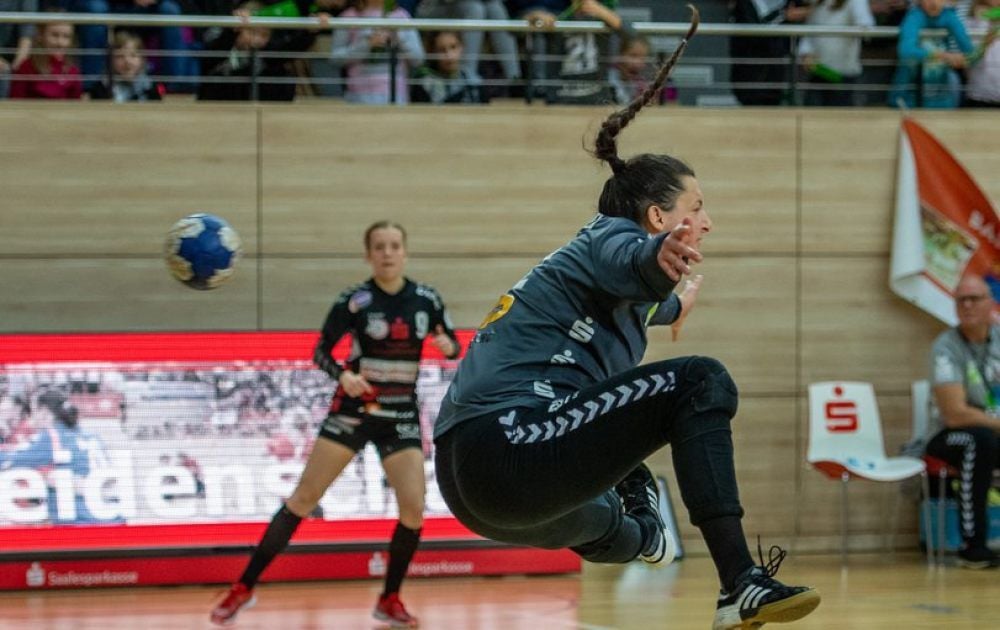 Unerschrocken fliegt Anica Gudelj der Gegnerin entgegen.
