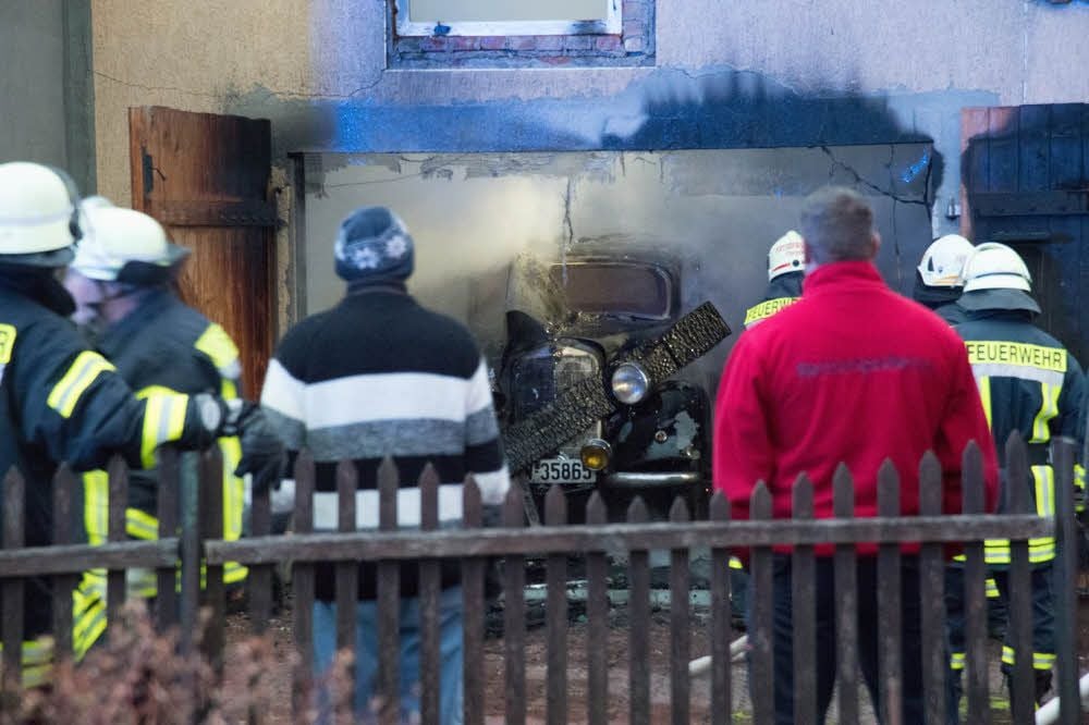 Bei einem Garagenbrand in Schleberoda ist ein Oldtimer nicht mehr zu retten.