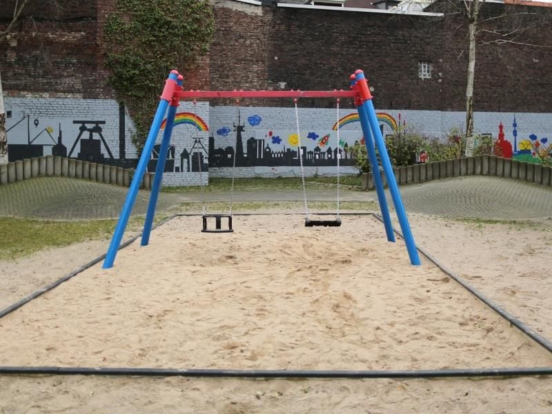 Ein Schaukel auf einem Spielplatz. In vielen Städten fehlt es an bezahlbarem Wohnraum für Familien mit Kindern. Foto: Ina Fassbender