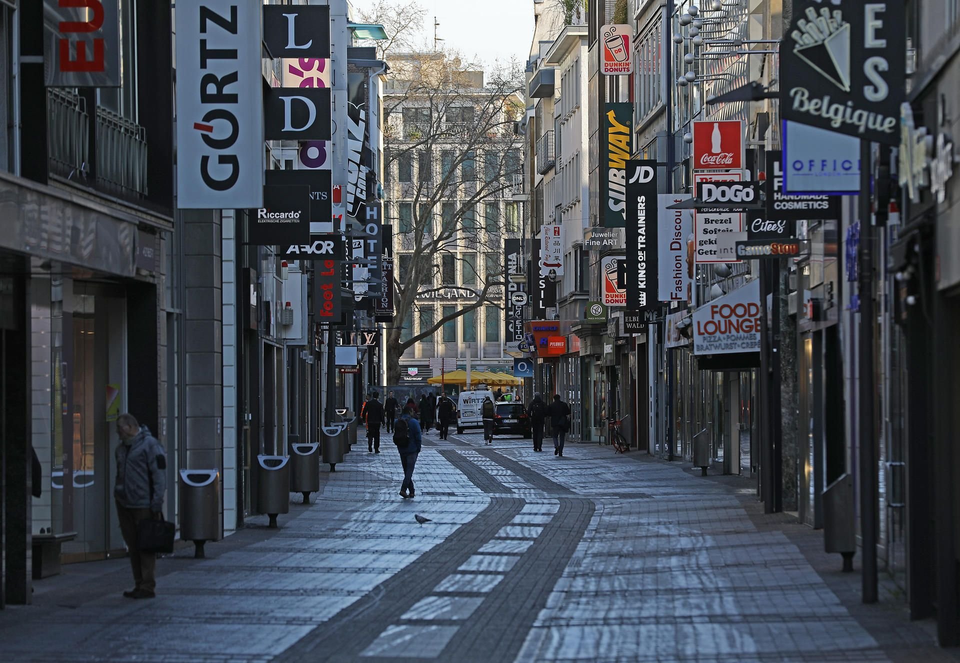 Viele Einkaufsstraßen in Deutschland wie die Hohe Straße in Köln sind leergefegt.