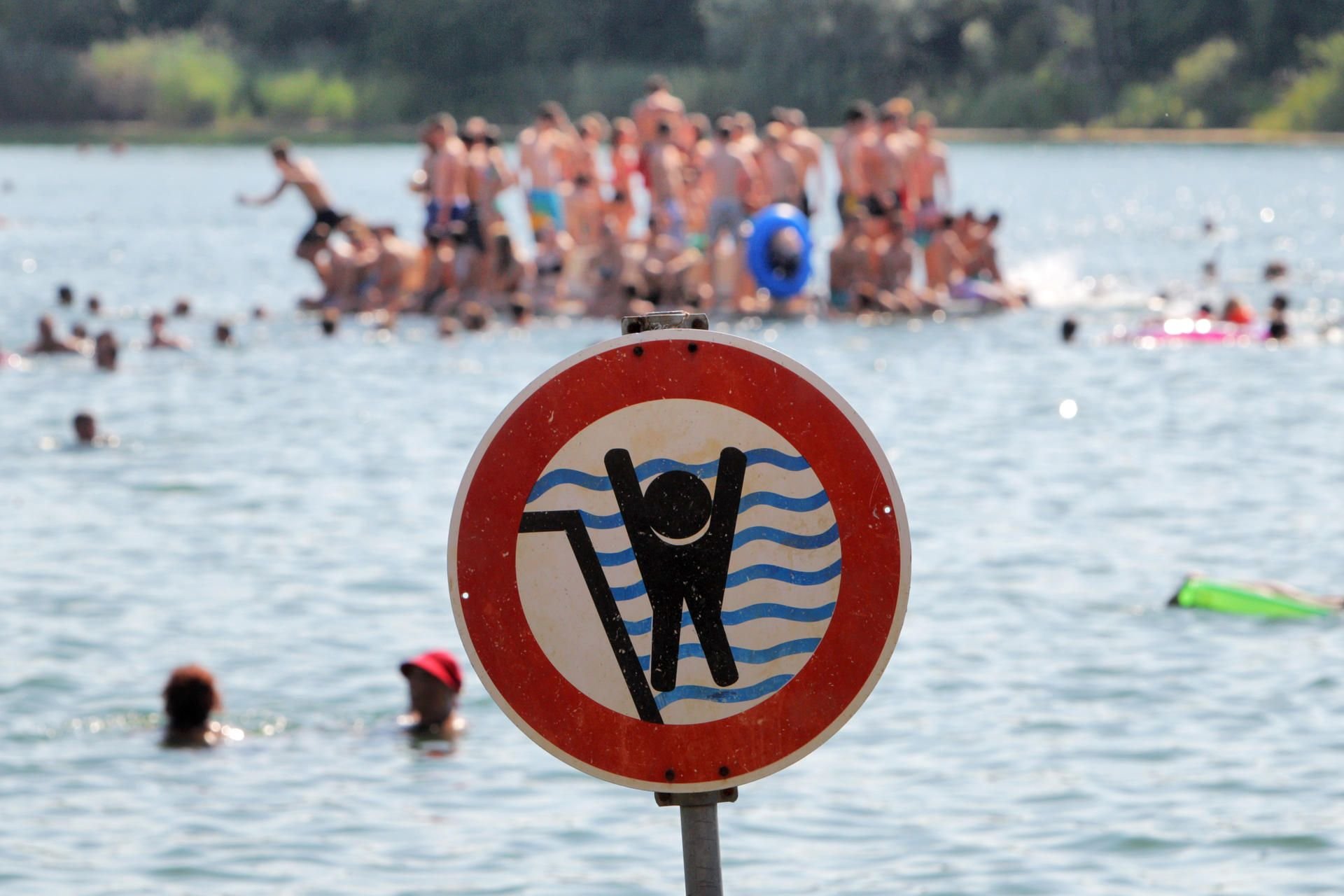 Durch Hitze steigt die Gefahr durch Zerkarien in naturnahen Badegewässern. (Symbolbild)