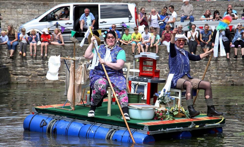 Die Hausfrauen-AG eröffnete das traditionelle Rennen auf dem Bäckerteich in Belleben.