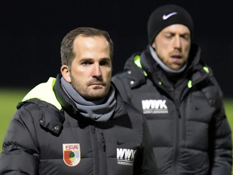 Manuel Baum (l) leitet mit Co-Trainer Alexander Frankenberger erstmalig das Training des FC Augsburg. Foto: Stefan Puchner