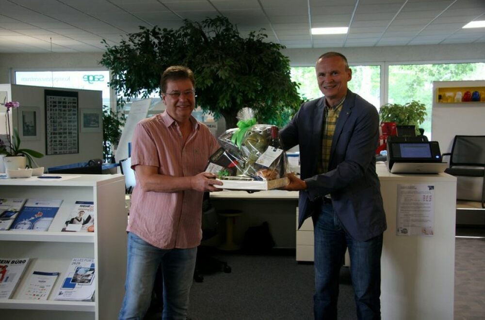 Verabschiedung von S+B-Gründungsgesellschafter Wilfried Tschammer (l.), rechts im Foto Geschäftsführer Lutz Wenger