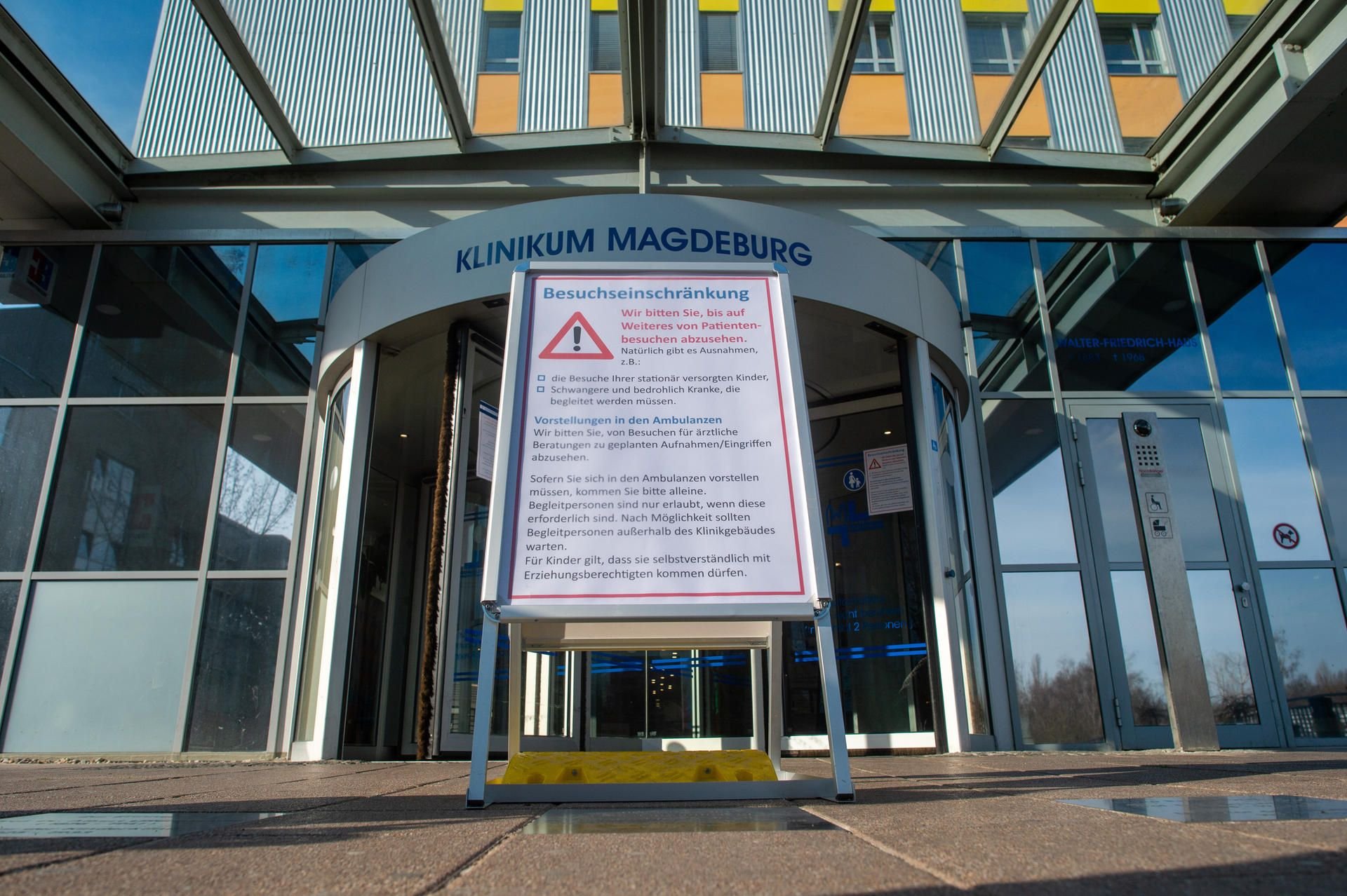 In Sachsen-Anhalt haben einige Krankenhäuser Besuchsverbote wegen steigender Corona-Zahlen erlassen. (Archivbild)
