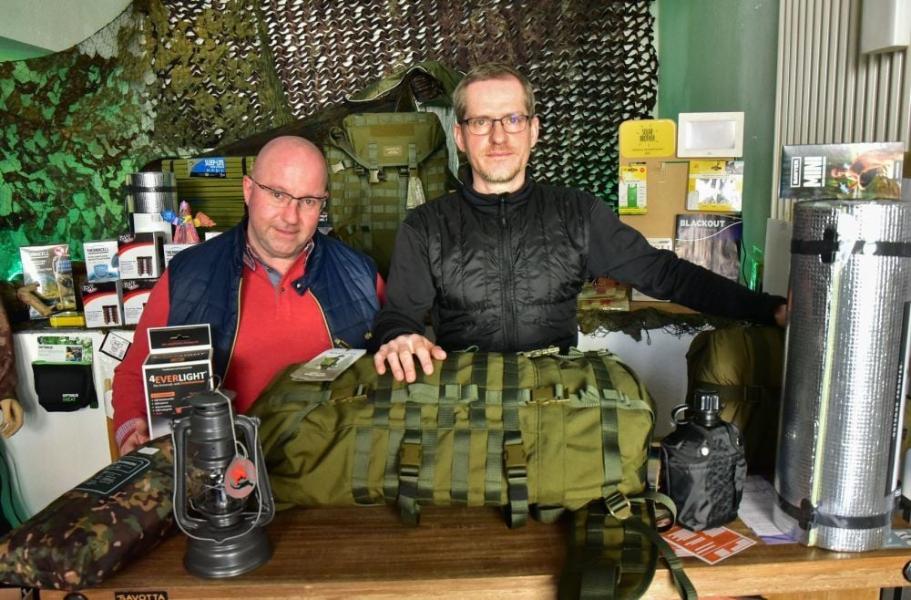 Hendrik Schirmer (re.) und Geschäftspartner Thomas Zitzl betreiben den Outdoor-Laden und Internet-Shop „Fluchtrucksack“.