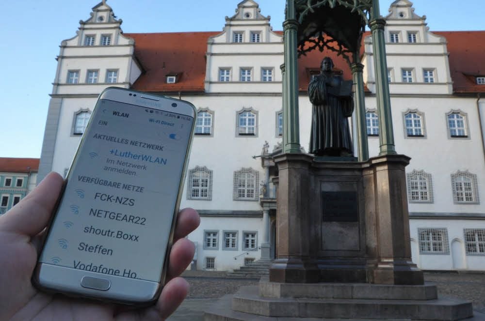 Noch bis 2022 können Passanten nahezu überall in der Innenstadt das kostenfreie Luther-Wlan nutzen.