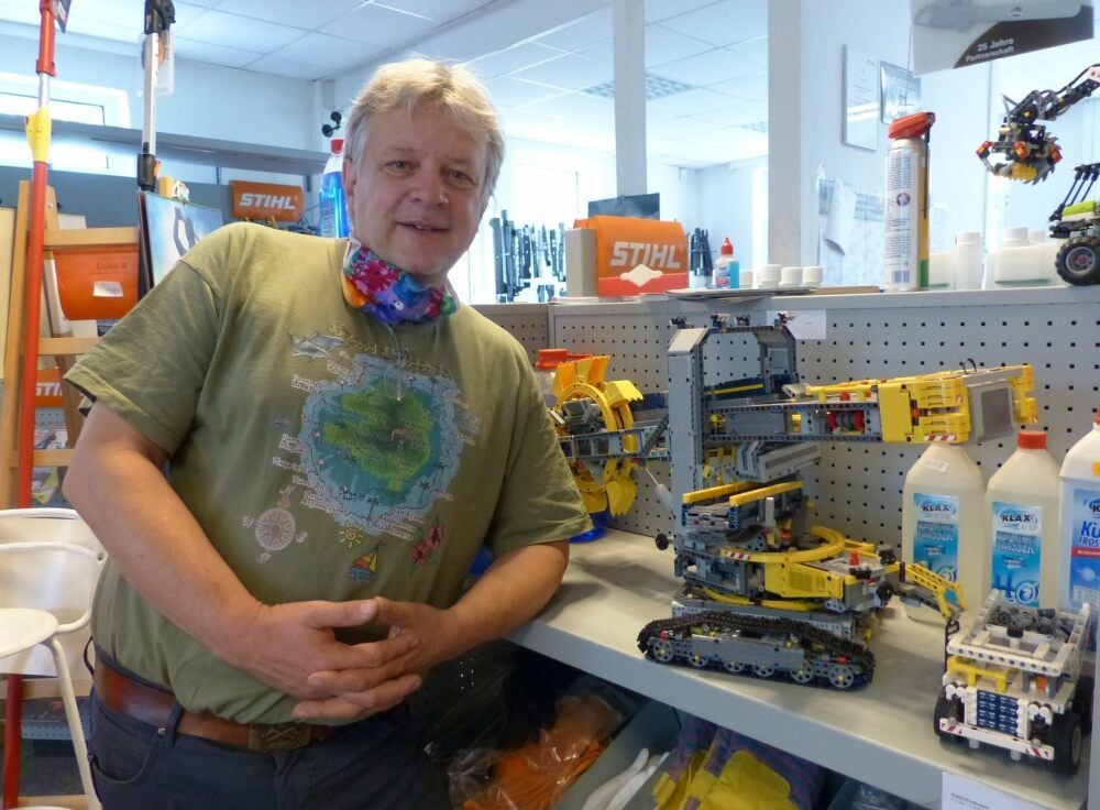 Peter Heinemann bietet in seinem Fachgeschäft in Wolfen Werkzeuge und Maschinen aller Art an.