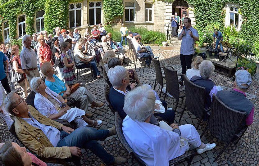 MDR-Moderator Mario D. Reinhardt begrüßt die Zuschauer.