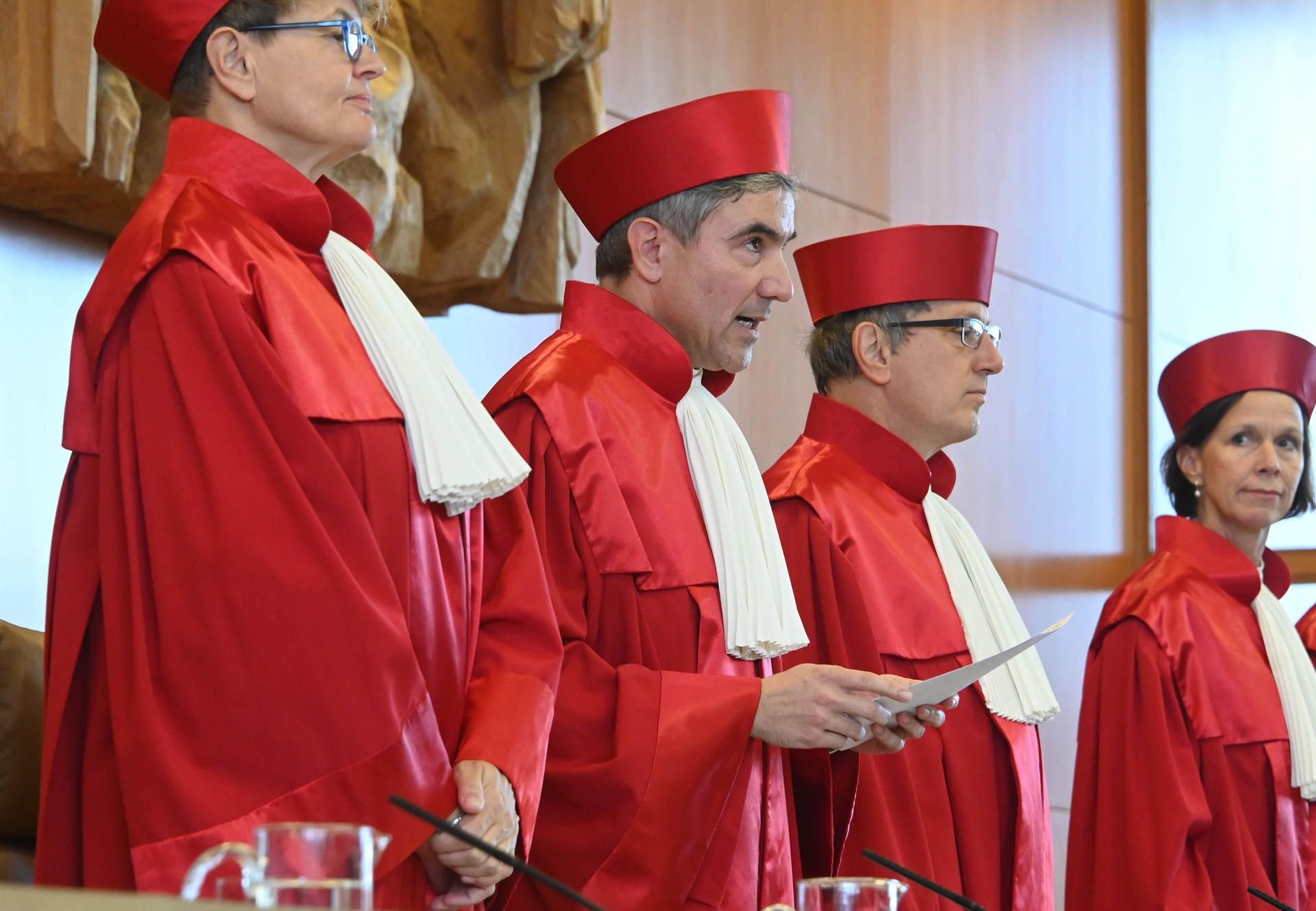 Der Erste Senats des Bundesverfassungsgerichts, (l-r) Susanne Baer, Stephan Harbarth, Vorsitzender des Senats, Johannes Masing und Gabriele Britz, verkündet das Urteil über die Rechtmäßigkeit von Hartz-IV-Sanktionen.