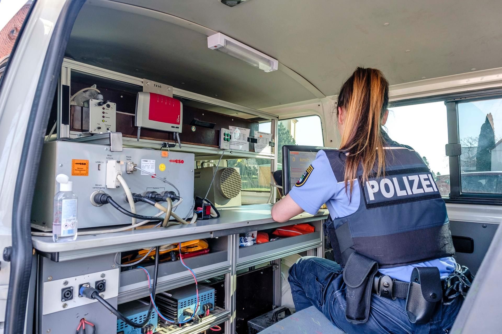 Lisa Lehrmann im Messwagen der Polizei.