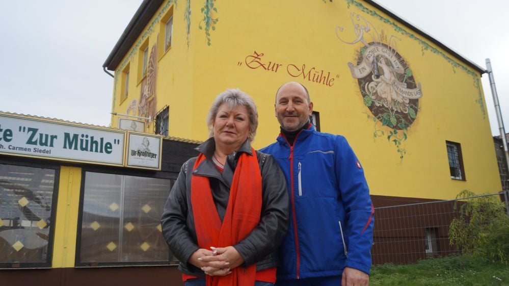 Carmen und Ingolf Siedel sind die Betreiber des Lokals „Zur Mühle“ in Siersleben, dessen Fassade in neuem Glanz erstrahlt.