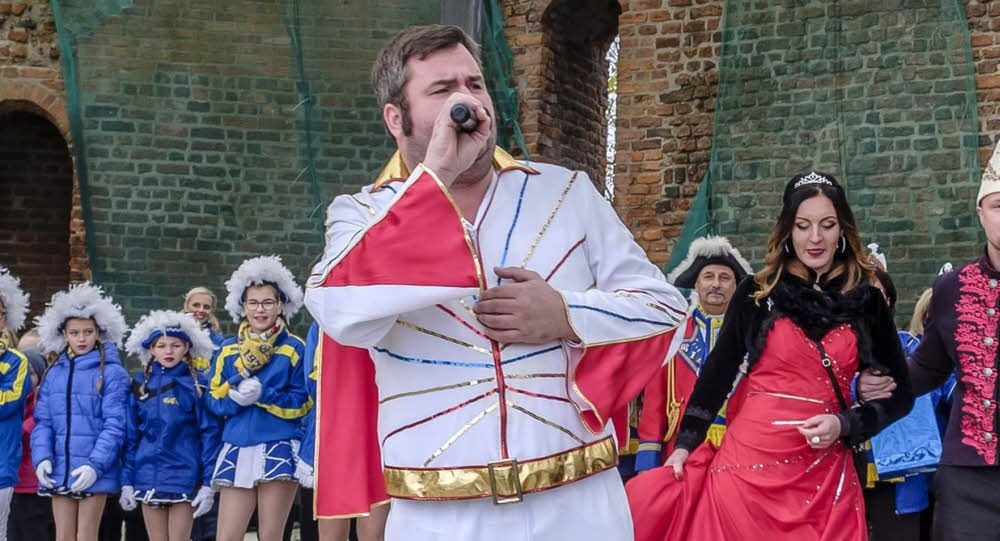 Bürgermeister Enrico Schilling als Elvis zum Karnevalsauftakt