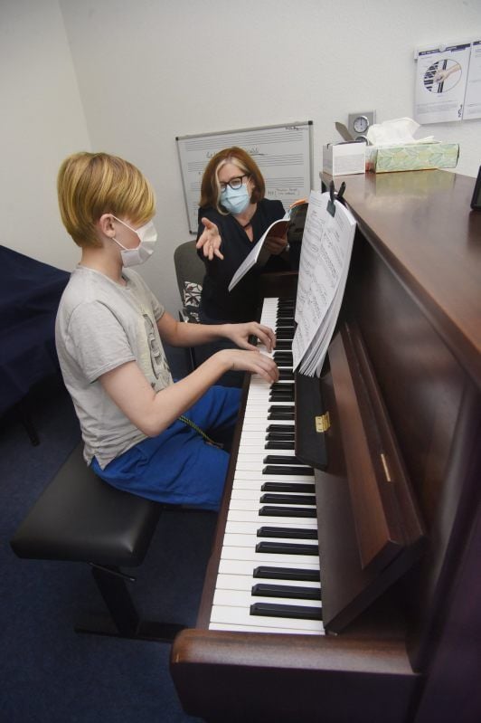 In der Zeitzer Musikschule Klangkiste wird wieder unterrichtet. Schüler Noah Joel Rothe und seine Lehrerin Babette Berg arbeiten gemeinsam am Klavier.